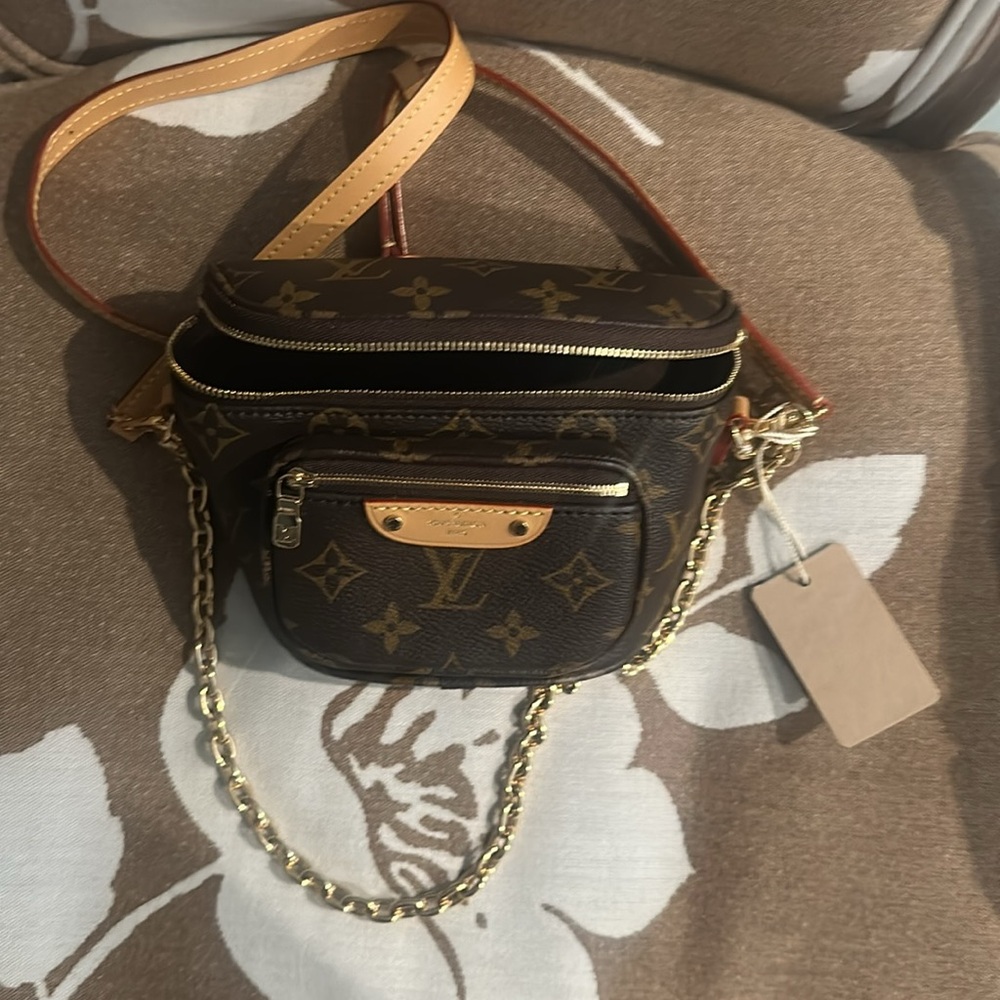 Brand new never worn LV bumbag, Fanny pack. Comes with two types of straps. - Picture 4 of 4
